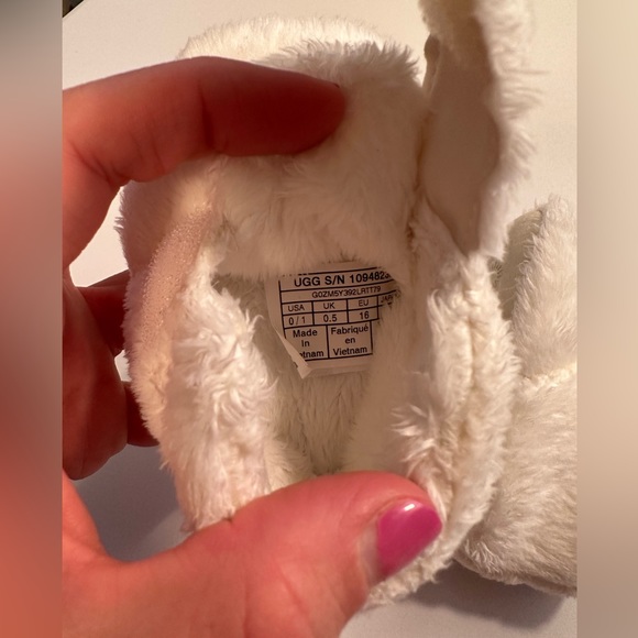 Baby Ugg Cream Booties - Picture 5 of 6